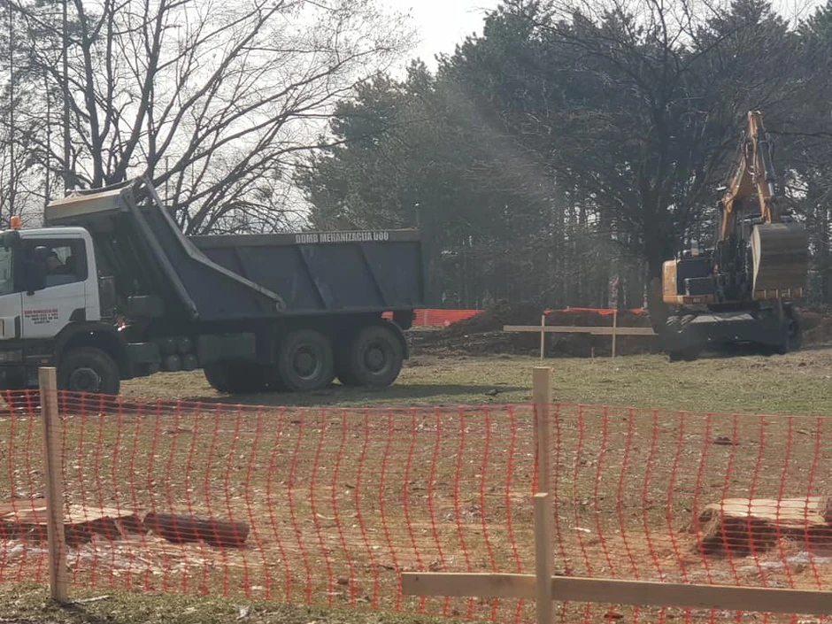 Sugrađani primetili kamione i ogradu, pa se zapitali ko to gradi u zelenoj oazi