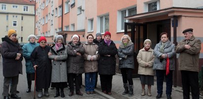 Robaki, smród i pokrwawiony kolega. Tak mieszkają na Oruni