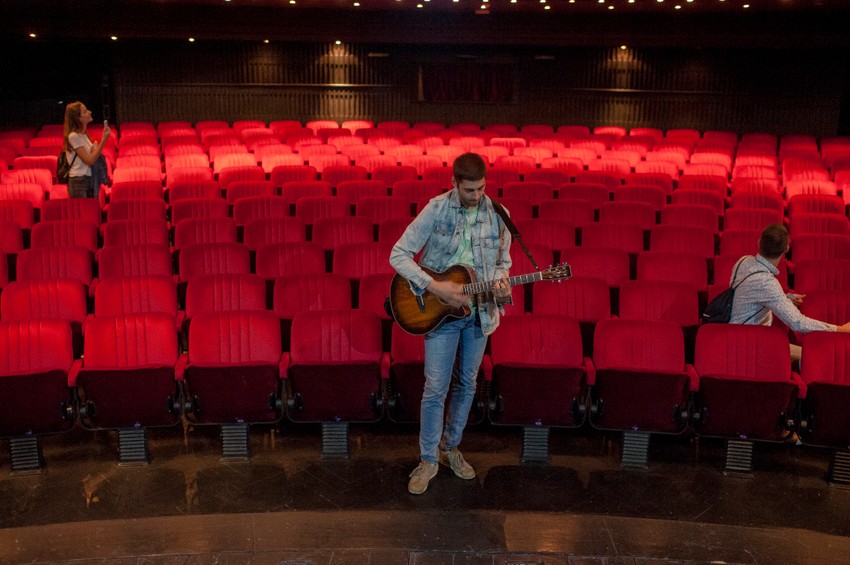Ivan Mihailović se raspevava pred početak predstave