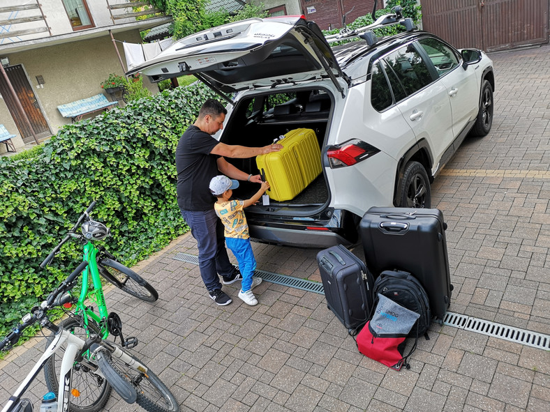 Pakowanie samochodu na wakacyjny wyjazd