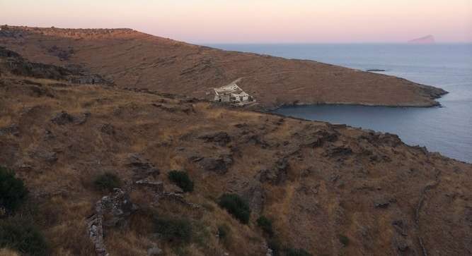 Kythnos znajduje się zaledwie godzinę podróży łodzią motorową od Aten. Wyspa jest już zamieszkana i znajduje się na niej 25 niewielkich domków. Mieszkańcy Kythnos trudnią się m.in. rybołówstwem oraz produkcją sera i wina. Obecnie wyspy nie można kupić, a jedynie ją wydzierżawić. Być może odpowiednia kwota skłoniłaby jednak właściciela Kythnos do zmiany zdania.
<br><br>
(fot. Privateislandsonline.com)