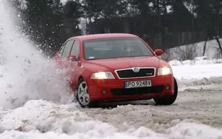 Kulig za autem, drifty na parkingu — zobacz, jakie kary grożą za zimowe zabawy