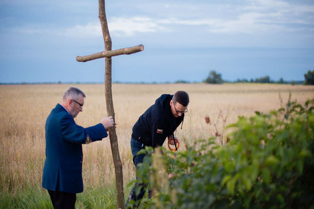 Stąd nieco teatralny gest premiera Morawickiego, który w piątkowy poranek tam, gdzie niegdyś rozciągała się wyrżnięta przez UPA wieś Ostrówka, wbił drewniany krzyż.