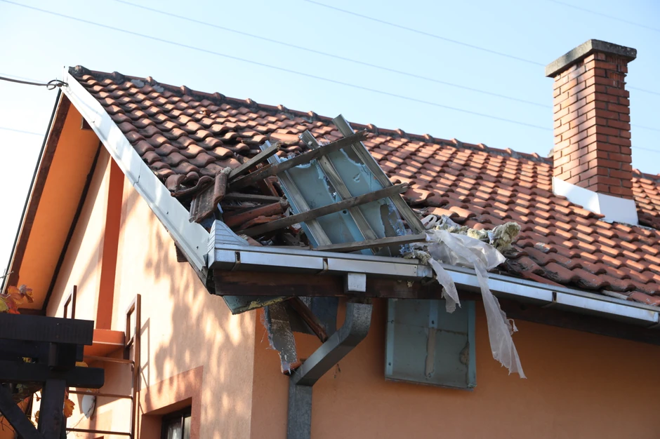 Oštećen krov kuće u Leštanima