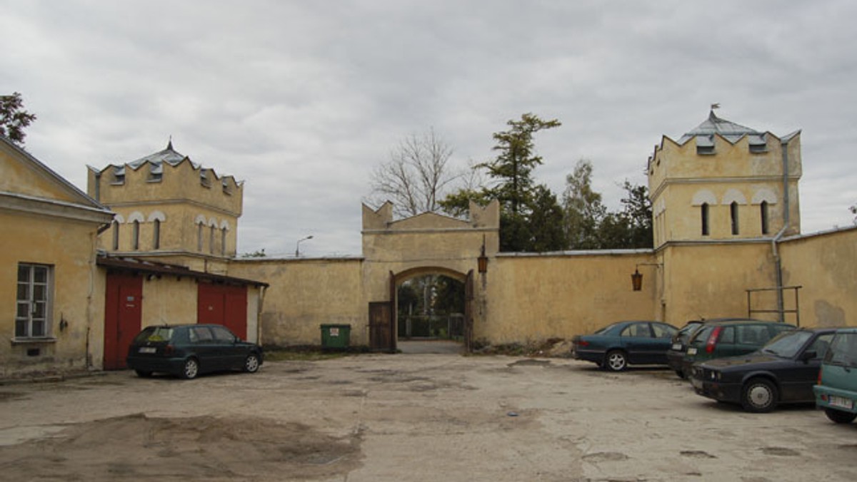 Instytut Pamięci Narodowej wznawia prace archeologiczne na dziedzińcu budynku dawnego Powiatowego Urzędu Bezpieczeństwa Publicznego w Bielsku Podlaskim. We wrześniu ubiegłego roku odkopano tam ludzki szkielet oraz szczątki przynajmniej pięciu osób.