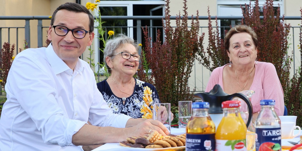 Premier Mateusz Morawiecki podczas wizyty w Dziennym Domu "Senior+". Wola Karczewska (woj. mazowieckie), 24 lipca 2023 r. 