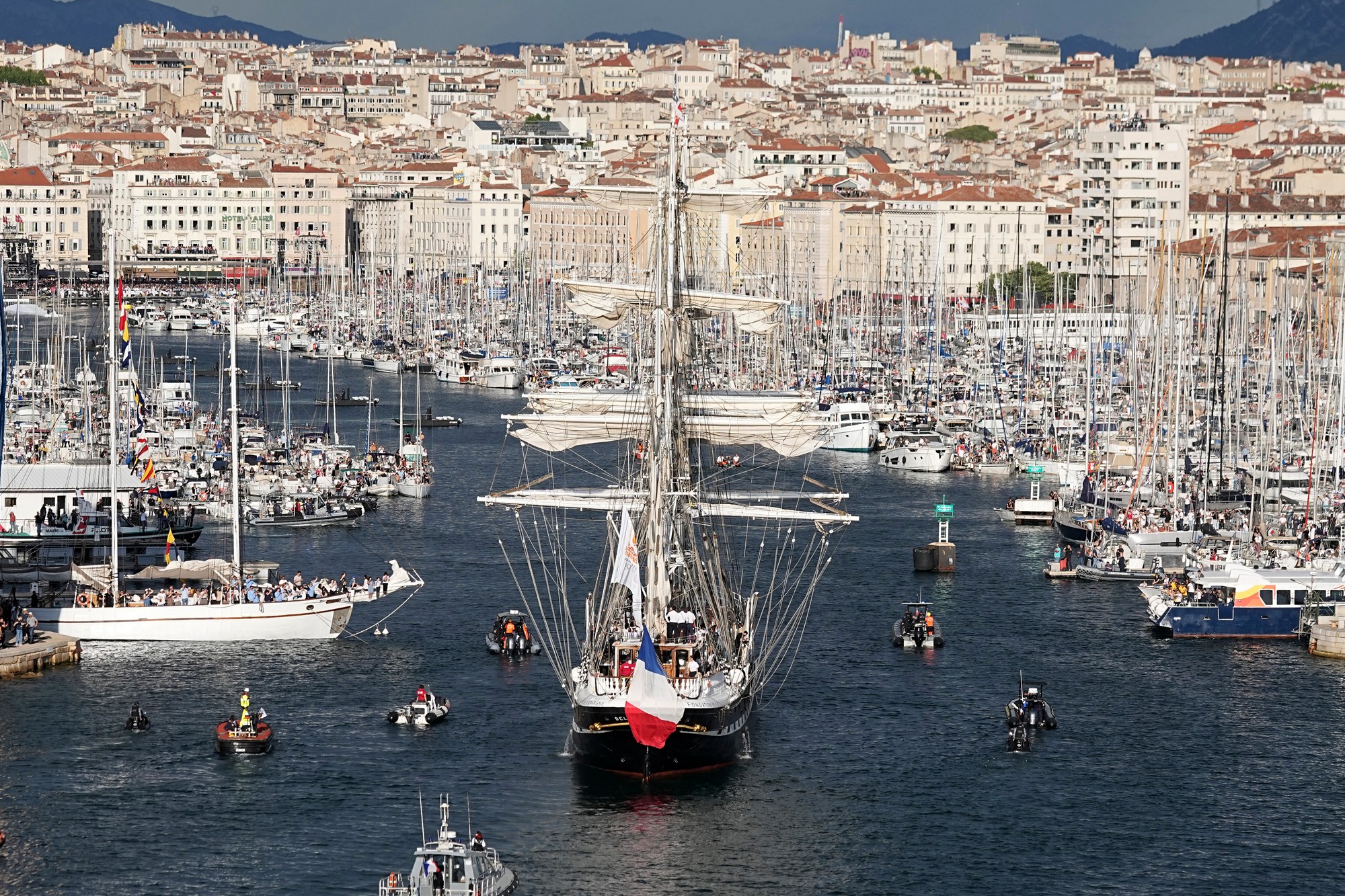 Trojsťažňová plachetnica Belem, ktorá prináša olympijský oheň z Grécka, pláva do starého prístavu vo francúzskom Marseille.