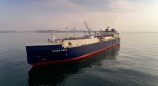 Luka prawna? Tankowiec z rosyjskim gazem wpłynął do portu, bo mógł. Rozładunku odmówili dokerzy