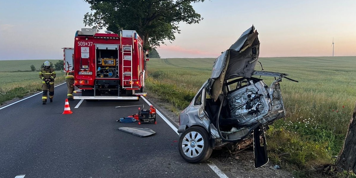 Między Gnieżdżewem a Łebczem o przydrożne drzewo roztrzaskał się samochód. Widok był koszmarny nawet dla doświadczonych strażaków.