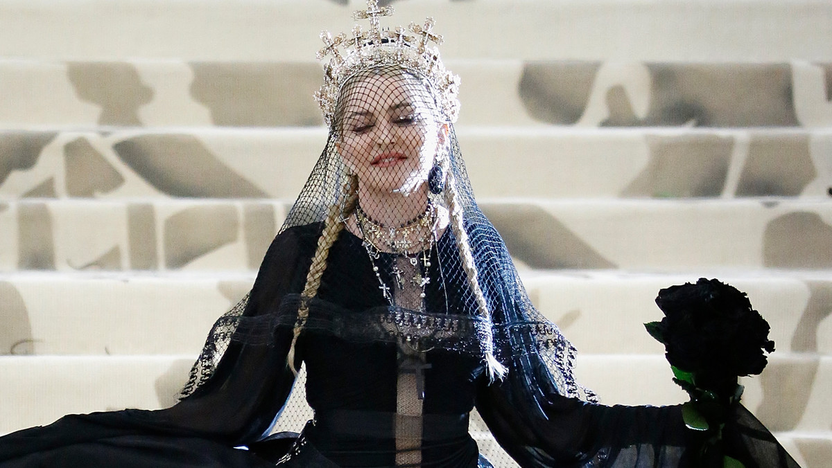 Madonna po czterech latach przerwy wraca z nowym albumem. Piosenkarka zapowiedziała, że pierwszy singiel zwiastujący nową erę w jej karierze pojawi się 17 kwietnia, a gościnnie w kawałku pojawi się kolumbijski wokalista Maluma.