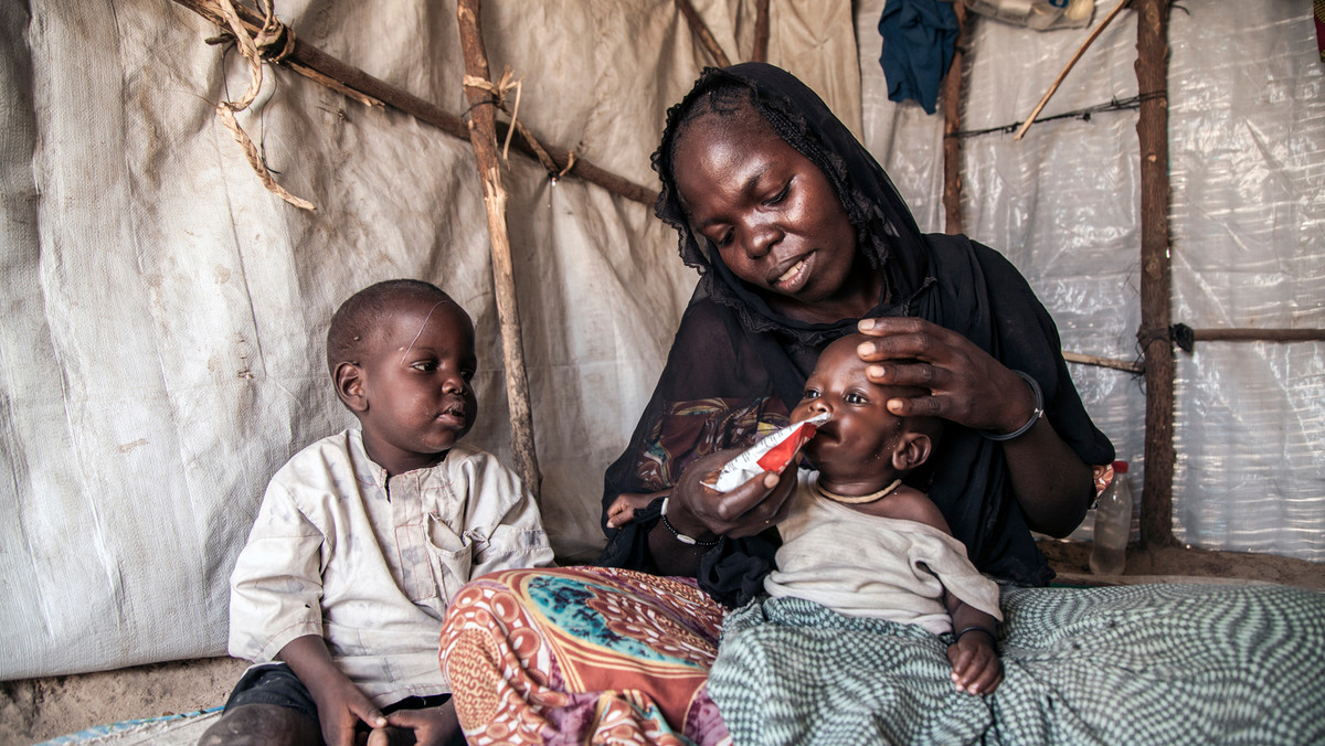 7,5 mln dzieci umiera z głodu; najgorsza sytuacja jest w Jemenie, Nigerii, Sudanie Południowym i Somalii - alarmuje UNICEF. Saszetka pasty terapeutycznej stosowanej w leczeniu niedożywienia kosztuje zaledwie 1,70 zł - podaje organizacja i apeluje o pomoc.
