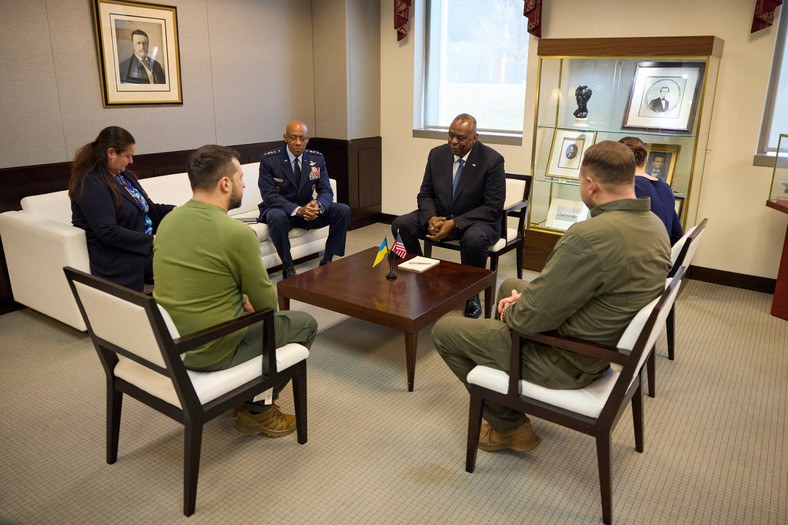 Przedstawiciele ukraińskich i amerykańskich sił zbrojnych, w tym prezydent Zełenski i sekretarz Lloyd, w trakcie rozmowy na uczelni wojskowej w Waszyngtonie