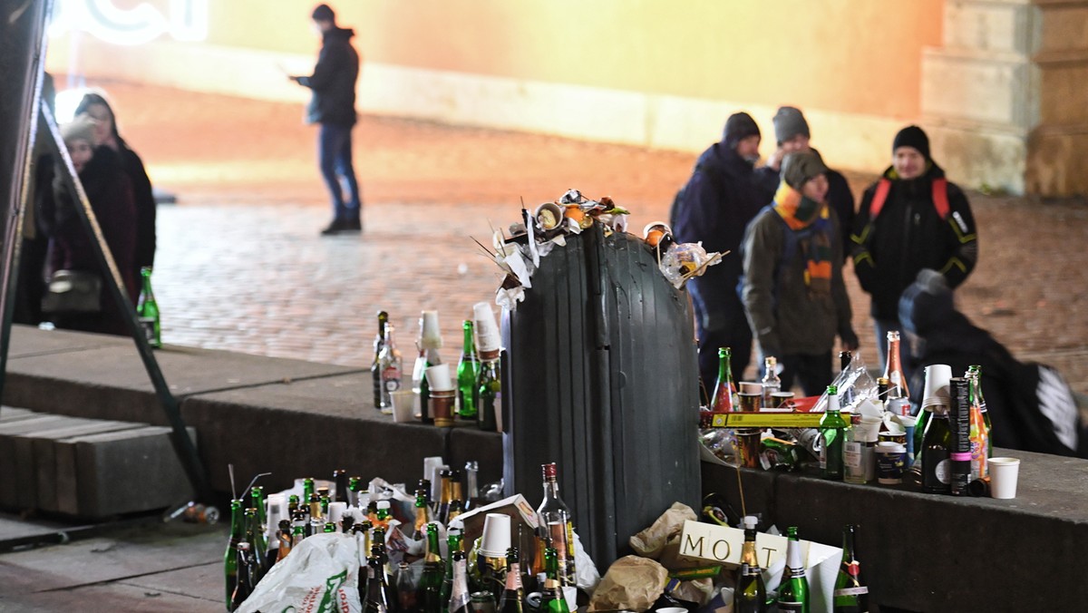 Sprzątanie centrum Warszawy po zabawie sylwestrowej