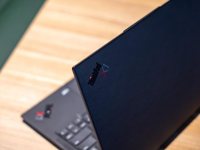Plecionka z włókna węglowego i magnezu podkreśla indywidualny charakter Lenovo ThinkPad i jego właściciela