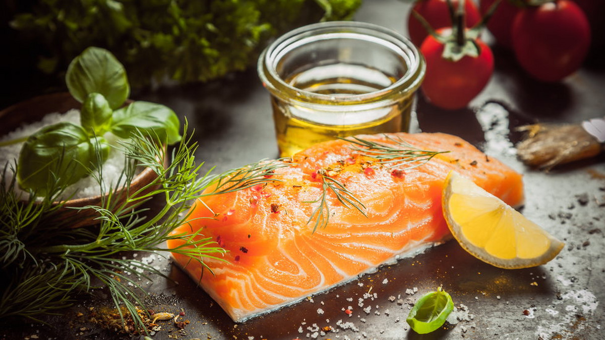 Dieta bogata w tłuste ryby i oleje roślinne wydłuża życie - wykazali szwedzcy naukowcy. Ich badania dowiodły, że nienasycone kwasy tłuszczowe obecne w tych produktach zmniejszają ryzyko śmierci z m.in. powodu chorób układu sercowo-naczyniowego u osób starszych. Wyniki analiz uczonych przedstawiło pismo "Circulation".