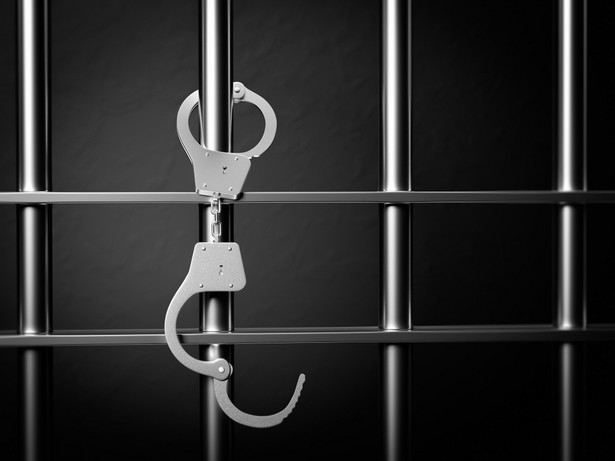 kajdanki, kraty, więzienie, więziennictwo, więzień, pozbawienie wolności, areszt, skazanie. / fot. Shutterstock