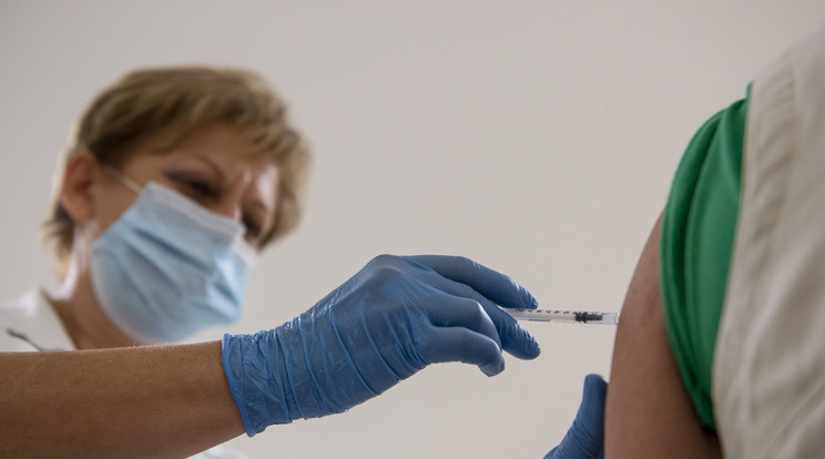 Beoltanak egy nőt a német-amerikai fejlesztésű Pfizer-BioNTech koronavírus elleni oltóanyag, a Comirnaty-vakcina harmadik, emlékeztető adagjával a gyöngyösi Bugát Pál Kórház oltópontján 2021. augusztus 26-án / Fotó: MTI/Komka Péter
