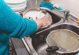 Kad ste gost, ponudite da operete sudove samo u ova tri slučaja: Sve ostalo se smatra uvredom