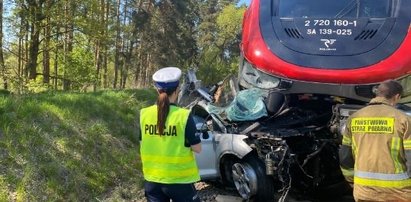 Tragedia na przejeździe kolejowym. Aż trudno rozpoznać markę samochodu. Ratownicy już nic nie mogli zrobić