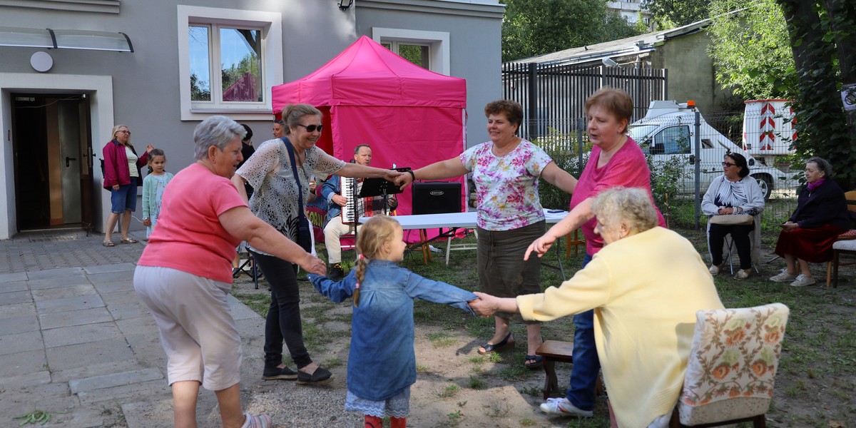 Seniorzy z Łodzi integrują się i upiększają swoje podwórko przy ul. 10 Lutego.