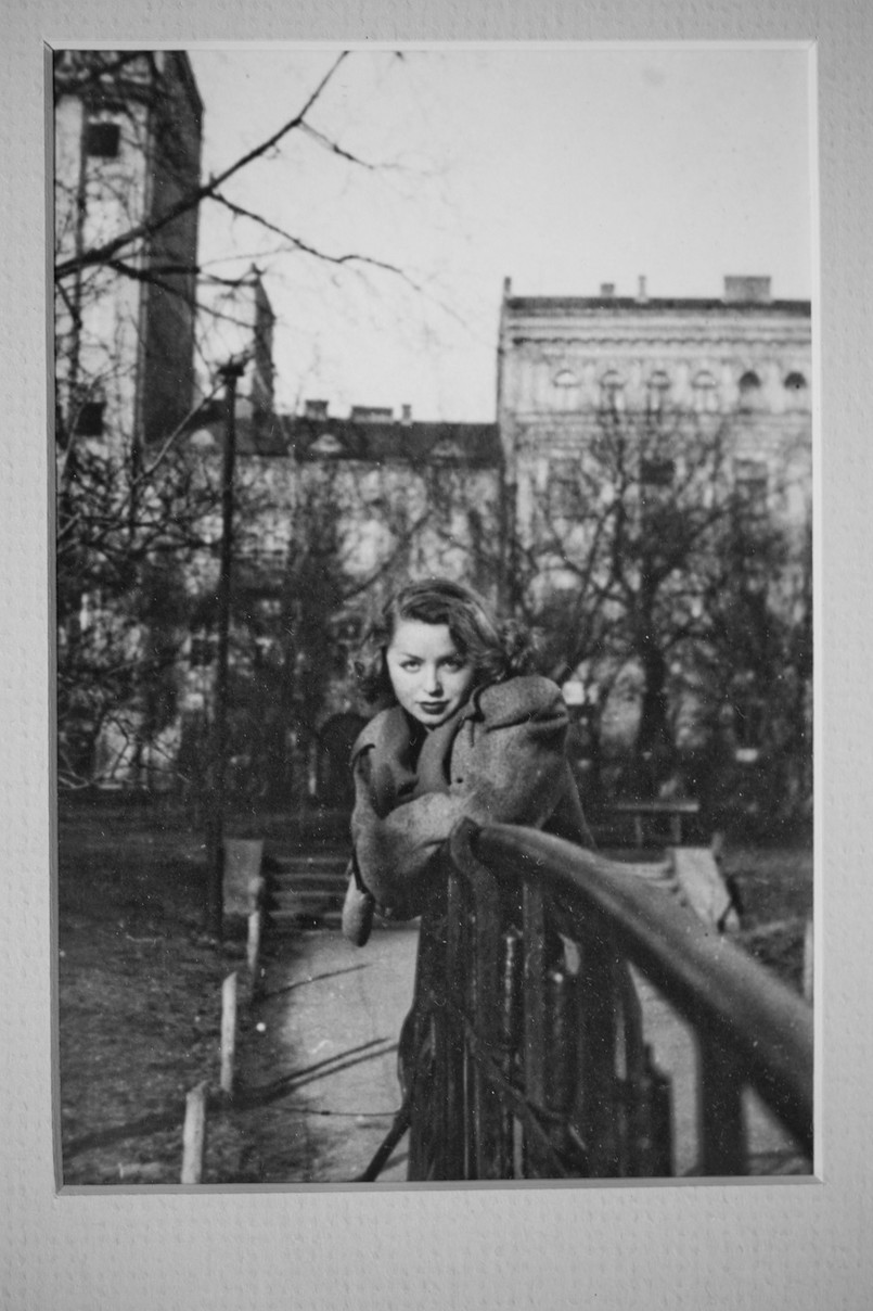 Kalina Jędrusik urodziła się w roku 1930 w Gnaszynie (dziś to dzielnica Częstochowy), ale potem kilka razy datę tę "poprawiała", odejmując sobie lat. Debiutowała w 1953 roku, po ukończeniu krakowskiej PWSA (obecnie PWST), na scenie gdańskiego Teatru Wybrzeże. Na filmowym ekranie – cztery lata później w komedii "Ewa chce spać", gdzie wcieliła się w "pełną temperamentu mieszkankę hotelu robotniczego"