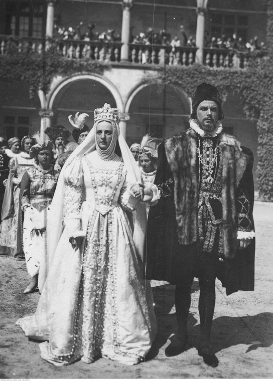 Jadwiga Smosarska jako Barbara Radziwiłłówna i Witold Zacharewicz jako Zygmunt August w jednej ze scen filmu "Barbara Radziwiłłówna" z 1936 r. Fotografia ze zbiorów Narodowego Archiwum Cyfrowego