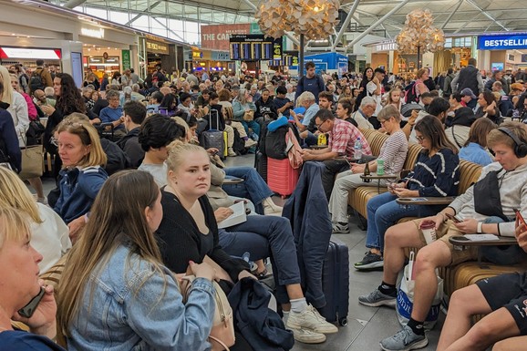 (FOTO) "PALA SAM U NESVEST NASRED AERODROMA" Beograđanka krenula na Uskrs u Rim, sačekao je PAKAO na pasoškoj kontroli: Čekala satima zbog novog sistema EU, pa se srušila