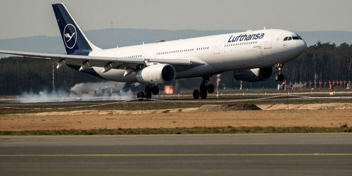 Wymóg zakrywania nosa i ust w samolocie to odpowiedź na przepisy, które nakładają taki obowiązek w miejscach użyteczności publicznej. Lufthansa podkreśla też, że jest to dodatkowy środek ochrony w przypadku braku możliwości utrzymania rekomendowanej odległości między osobami. 