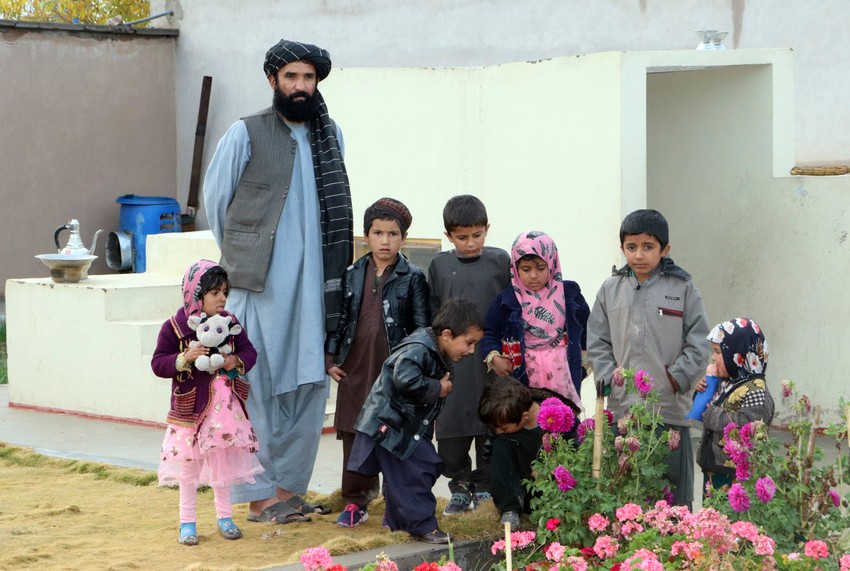 Jedan od avganistanskih plemenskih lidera koji je učestvovao u istrazi, na slici sa porodicom