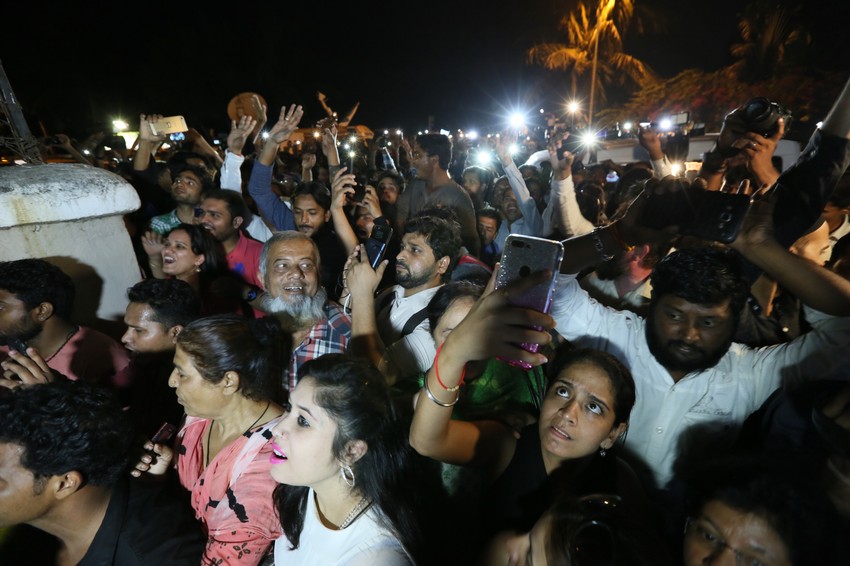 Kanovi obožavatelji ispred njegove kuće