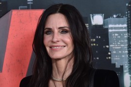 SKINULA SE MONIKA IZ "PRIJATELJA" i svi ZABEZEKNUTO gledaju kako izgleda sa 60 GODINA! Jede hranu koja je SMRT ZA VITKOST, ali je pokosila ZAKONE GRAVITACIJE