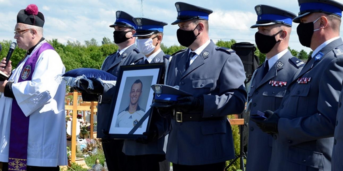 Ostatnie pożegnanie Konrada Brendy. Policjanci oddali hołd zmarłemu koledze