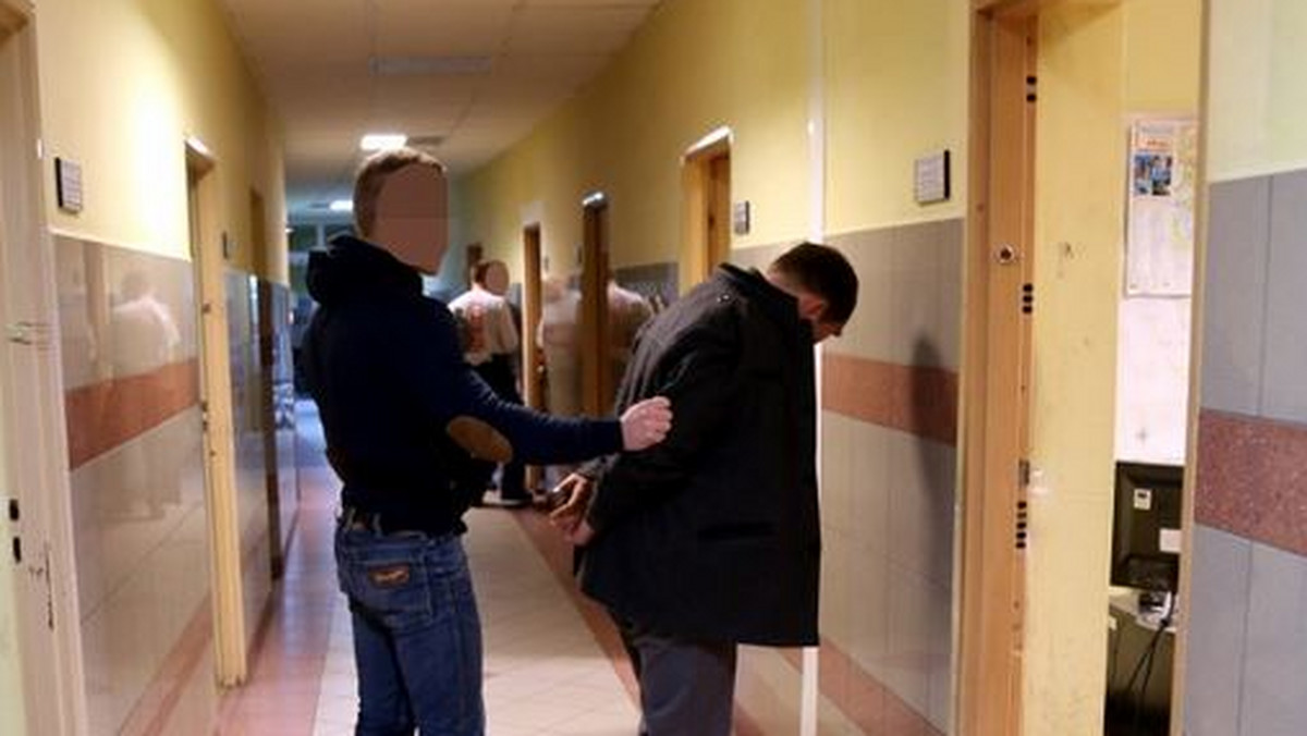 Policjanci z Pragi Południe dotarli do mężczyzny, który w okolicach szkół miał zaczepiać dzieci, dopuszczać się "nieobyczajnych wybryków", a w niektórych przypadkach pokazywać im treści pornograficzne. Trwa szczegółowe wyjaśnianie okoliczności wszystkich tych zdarzeń.