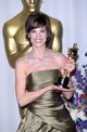 2000 - Hilary Swank 2000-ben hozta haza első Oscar-díját a Boys Don't Cry című filmben nyújtott alakításáért. A díj mellé a színésznő az Asprey & Garrard ugyanilyen díjra méltó gyémánt nyakláncát viselte. A darab eredetileg Viktória királynő egyik lányának készült 1890-ben. A több mint 250 000 dollár értékű, 100 karátos ékszer állítólag segített Swanknak eldönteni, hogy melyik ruhát vegye fel a jeles alkalomra. Míg a sztárok jellemzően a választott ruhájukhoz igazítják az ékszereiket, a nyaklánc egyedi jellege ezúttal kivételt tett. Swank végül egy irizáló bronz Randolph Duke ruha mellett döntött.
