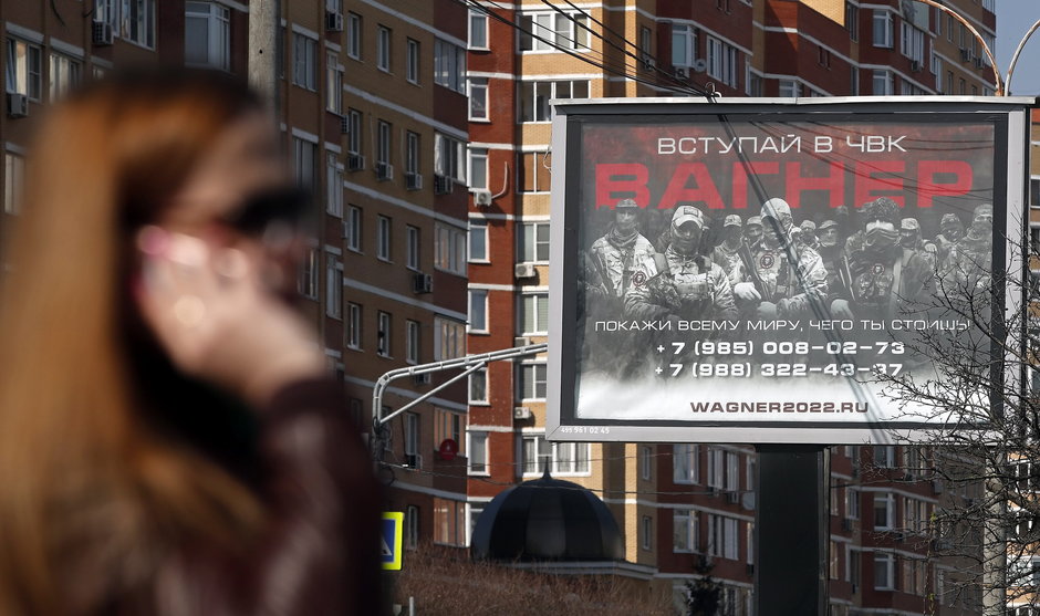 Billboard z napisem „Dołącz do CzBK Wagner” promujący firmę wojskową Grupa Wagnera w Moskwie, 12 kwietnia 2023 r.