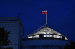 Najnowszy SONDAŻ. Pięć partii w Sejmie, kilka się z nim pożegna