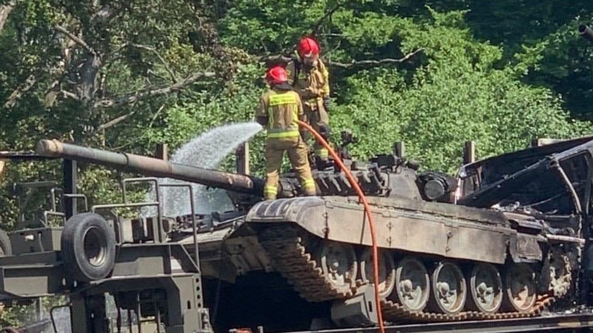 Pożar czołgu i wybuchy na autostradzie A6