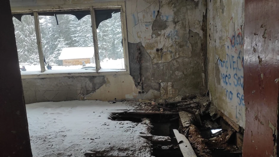 Devastirani lovački dvorac Karađorđevića u Han Pijesku