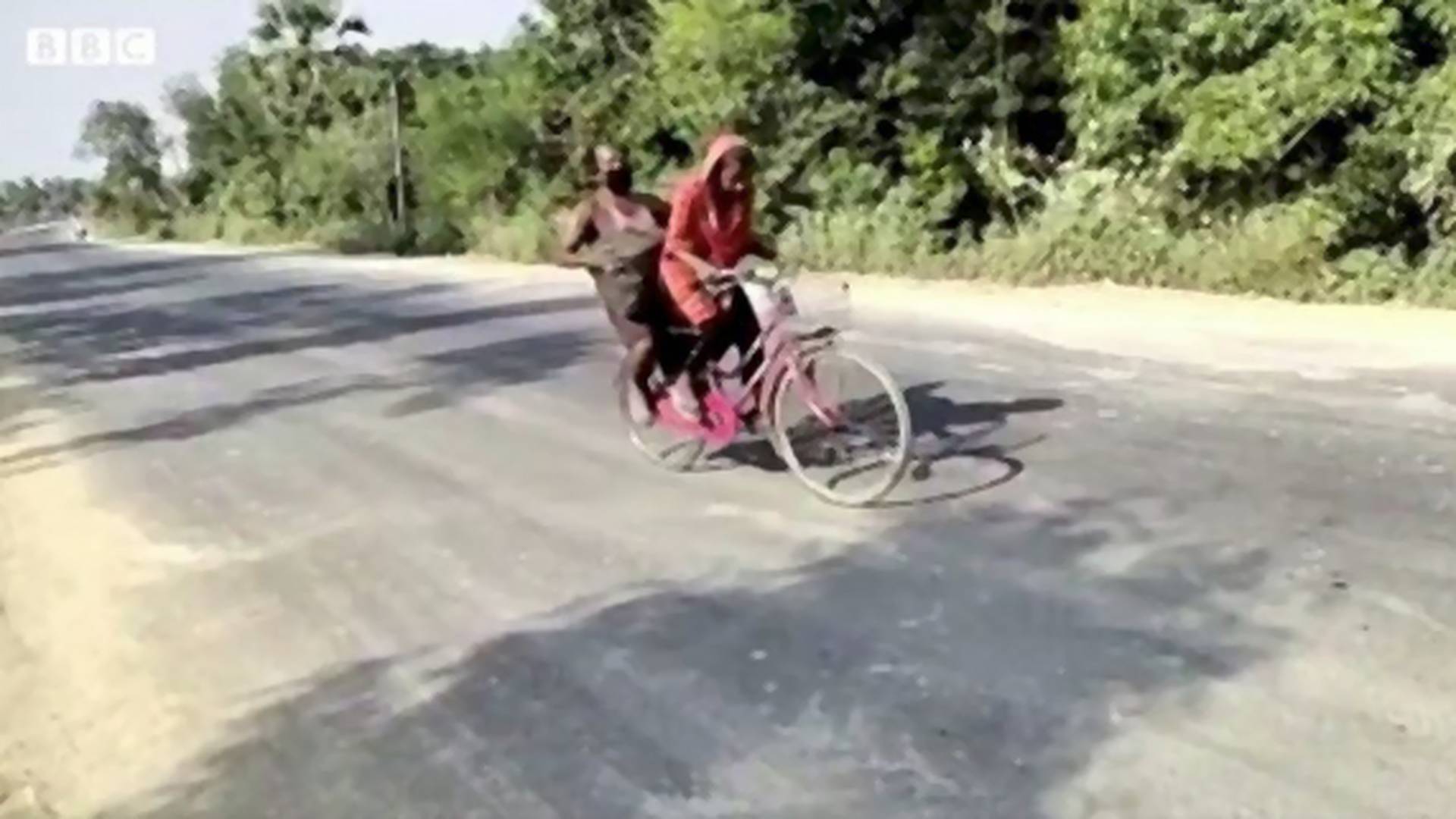 Devojčica vozila bolesnog oca na biciklu više od 1000 kilometara