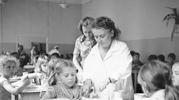 Sentymentalny QUIZ o jedzeniu w PRL w wakacje. Zgadną tylko ci, którzy próbowali