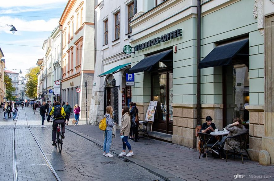 Szewska ze względu na swoją tranzytową funkcję jest bardzo dobrą lokalizacją dla usług