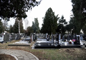 Ljudi na jugu Srbije stavljaju lutku pored pokojnika u sanduk (Ilustracija)