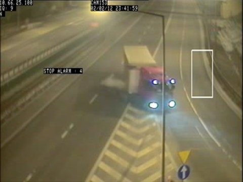 TIR zawraca łącznicą autostradową pod prąd