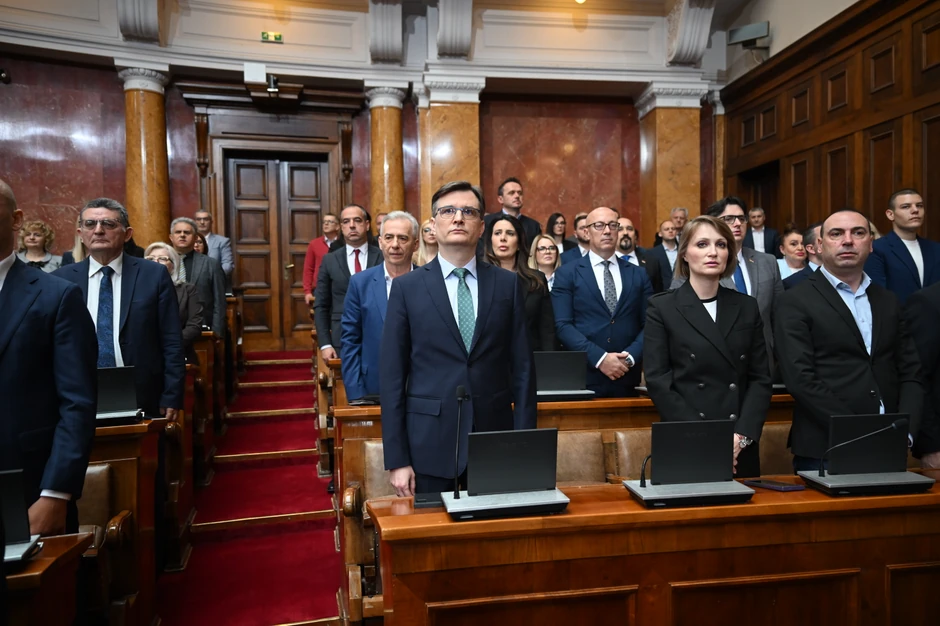 Poslanici vladajuće koalicije su nakon intoniranja himne napustili salu