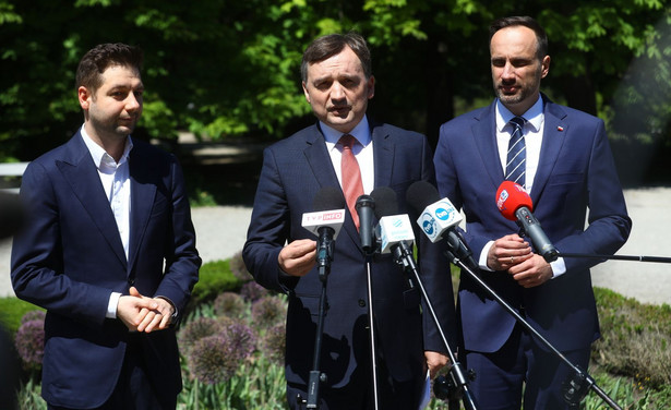 Minister sprawiedliwości, prokurator generalny Zbigniew Ziobro (C), poseł Solidarnej Polski Janusz Kowalski (P) i europoseł Patryk Jaki (L) na konferencji prasowej po zarządzie Solidarnej Polski