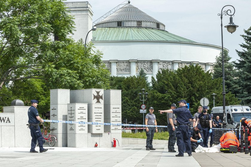 Mężczyzna podpalił się przed Sejmem. Nowe fakty