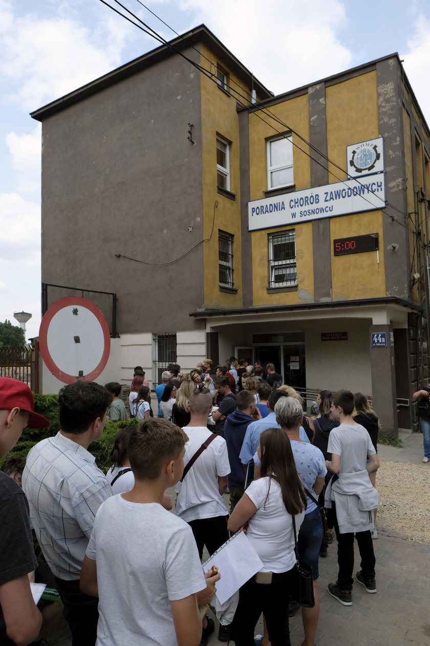 Sosnowiec. Uczniowie w gigantycznej kolejce po zaświadczenie