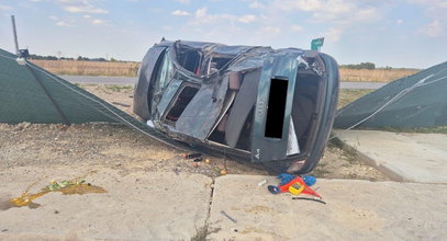 Brawura skończyła się niemal tragicznie. Audi zaparkowało... na ogrodzeniu! Wcześniej dachowało