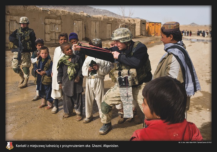 Kontakt z miejscową ludnością  z przymrużeniem oka. Polska misja w Afganistanie. Fot. st. chor. szt Adam Roik. Combat Camera DO RSZ