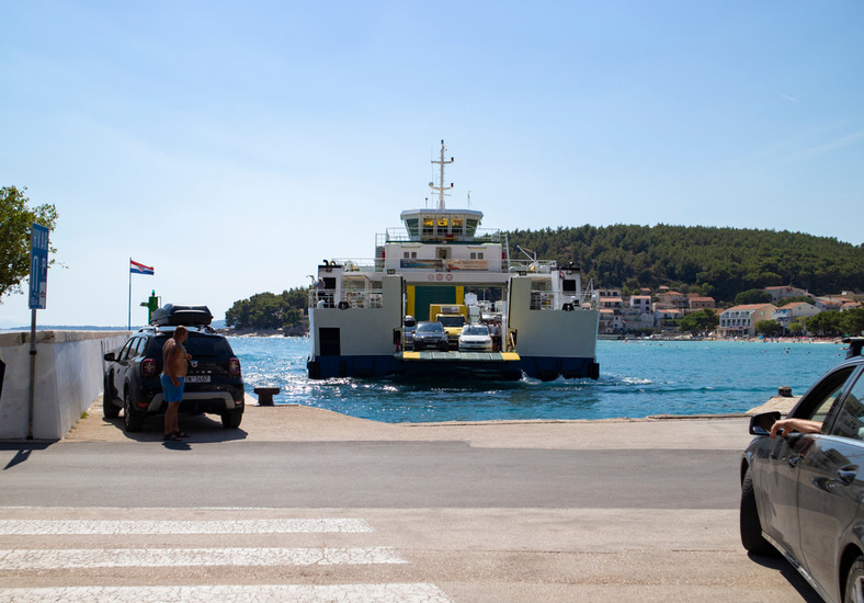 Prom wypływający z Drvenika (Chorwacja) na wyspę Hvar